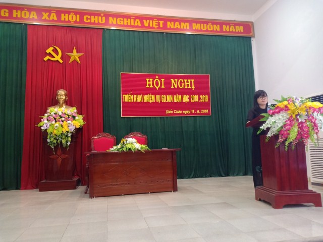 Đ/c Nguyễn Thị Hương - Phó trưởng phòng GD&ĐT khai mạc Hội nghị